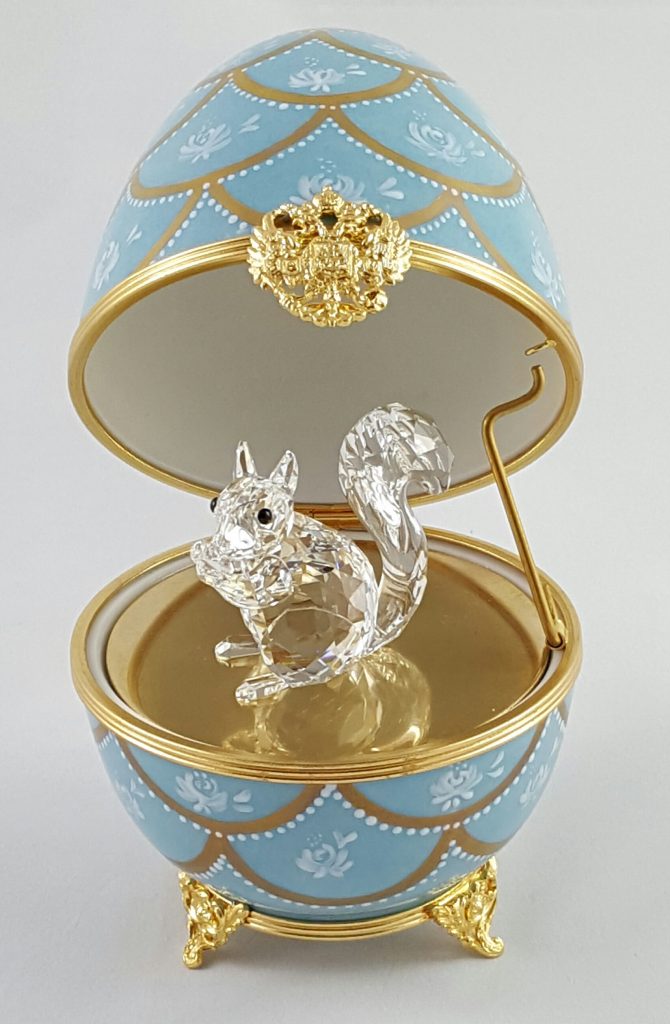 Oeuf surprise peint main écailles or mat intégrant figurine cristal Swarovski